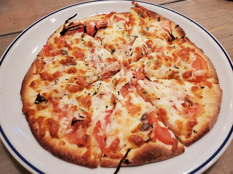 アンチョビとフレッシュトマトのピザ