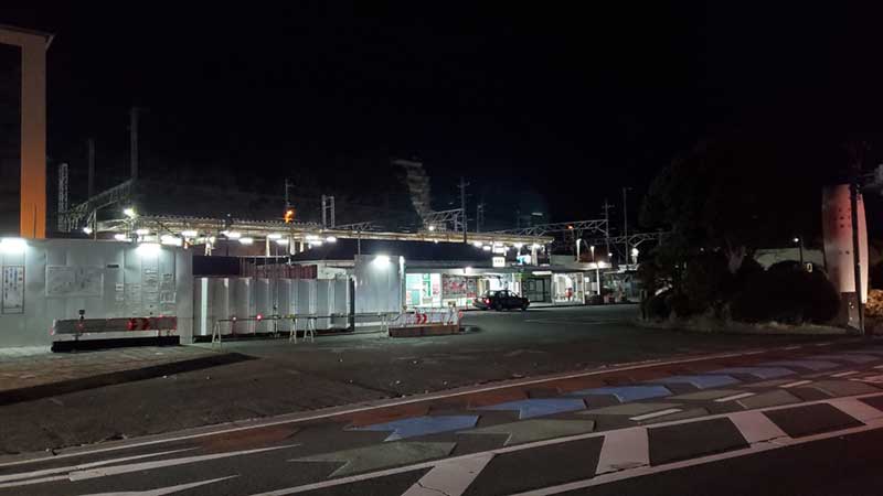 夜明け前の真鶴駅