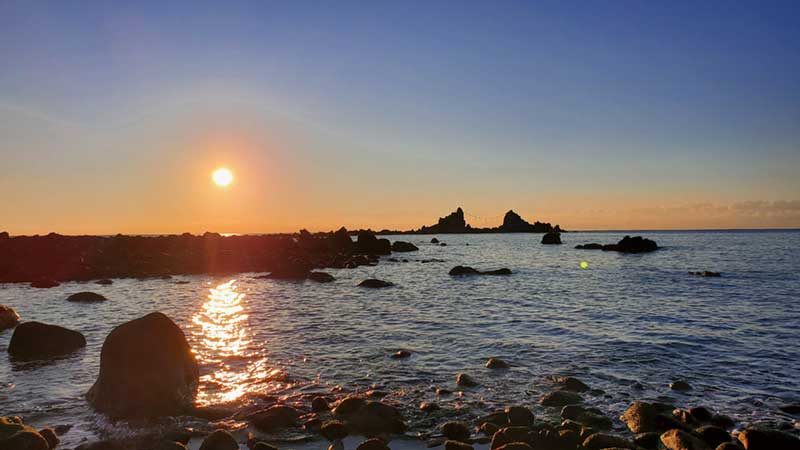 海岸から撮った三ツ石と初日の出